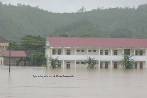 Cụm trường mầm non và trường tiểu học xã Hương Minh, huyện Vũ Quang cũng bị ngập sâu trong nước lũ (ảnh QM)
